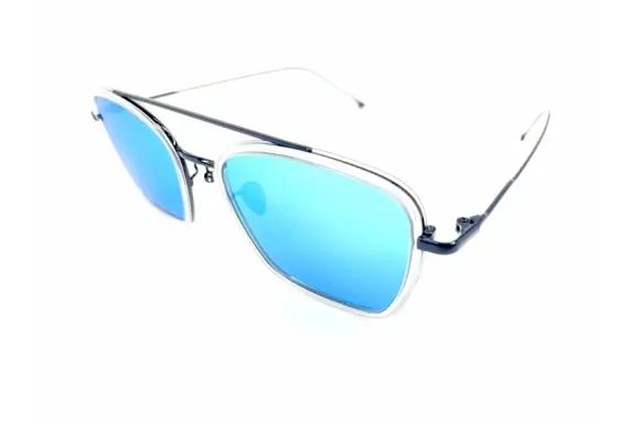 現在はクリアレンズが入っています。こちらのZEISS(ツァイス)製の純正ブルーミラーレンズが付属します