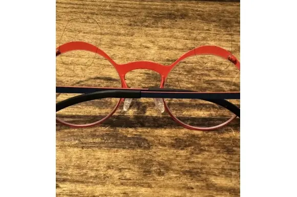 フロント上部裏側に１mmほど傷あり