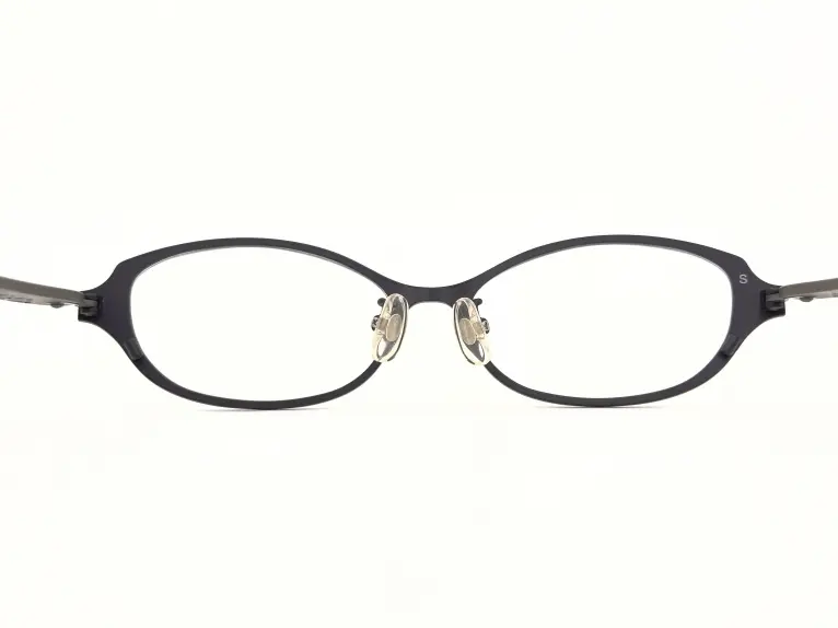 カムロ KAMURO｜cosmo 023B/R MRN｜さりげない装飾が施された小ぶりの