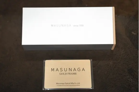 専用ケース・ギャランティーカード付属