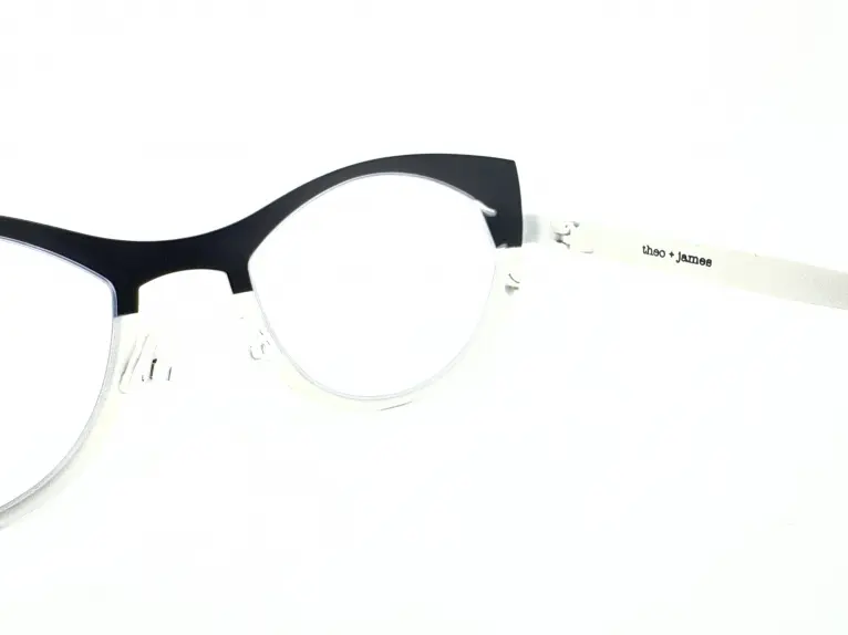 theo 眼鏡 テオ Theo｜+ james Plooi 446｜Theoの独創的なシートメタルフレーム