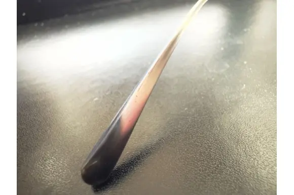 左モダン部分に若干傷がございます。