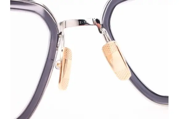 左クリングス根元付近２mmの傷