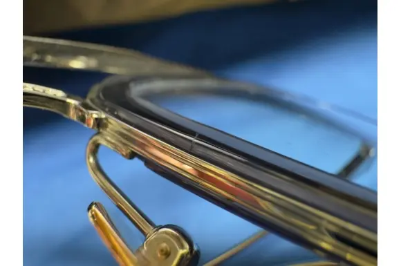 左クリングス根元付近２mmの傷