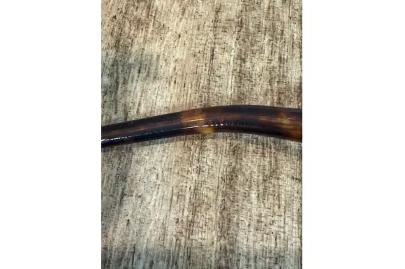 両テンプルのセル先に傷がございます。 このままでのご使用には問題ございませんが、調整ができない状態となっております。