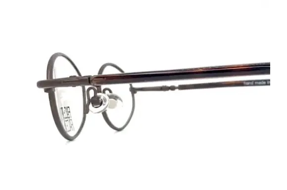 左右芯金露出あり