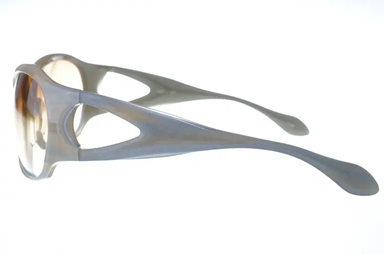 レスザンヒューマン less than human｜49B 4188｜顔を覆う未来的